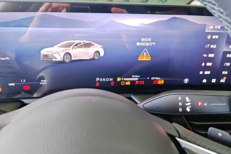 Used Buick LaCrosse 2025 28T Platinum Edition Odometer Close Up