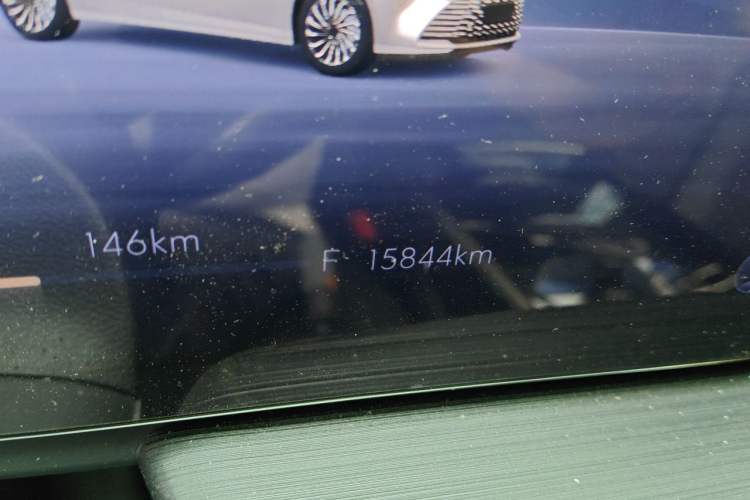 Used Buick LaCrosse 2025 28T Platinum Edition Odometer Close Up