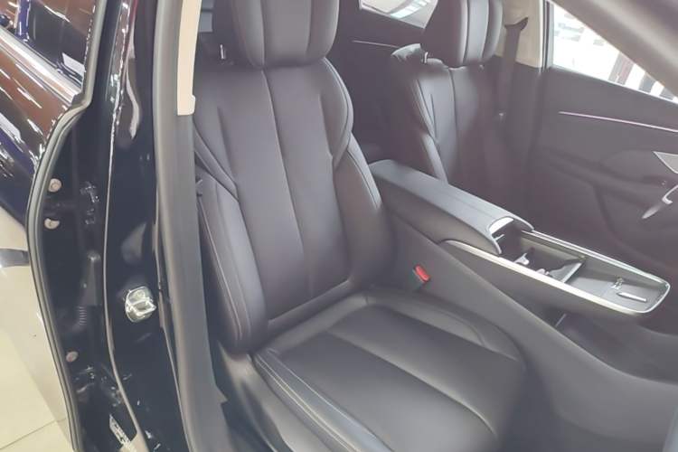 Used Buick LaCrosse 2025 28T Platinum Edition Right Front Seat