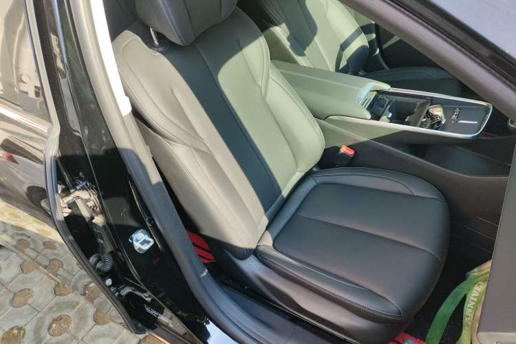 Used Buick LaCrosse 2025 28T Platinum Edition Right Front Seat