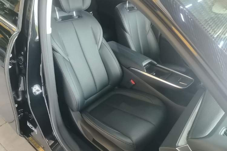 Used Buick LaCrosse 2025 28T Platinum Edition Right Front Seat