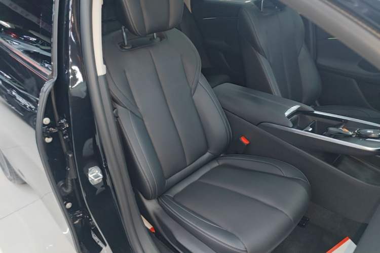 Used Buick LaCrosse 2025 28T Platinum Edition Right Front Seat