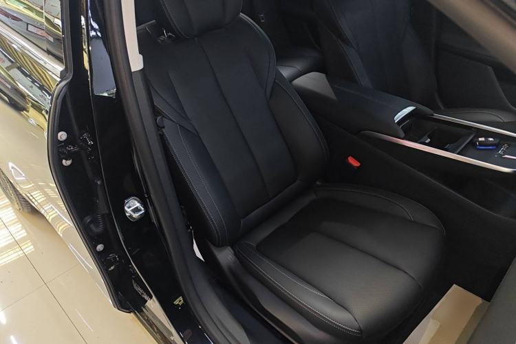 Used Buick LaCrosse 2025 28T Platinum Edition Right Front Seat