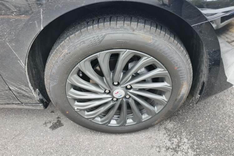 Used Buick LaCrosse 2025 28T Platinum Edition Right Front Wheel Hub