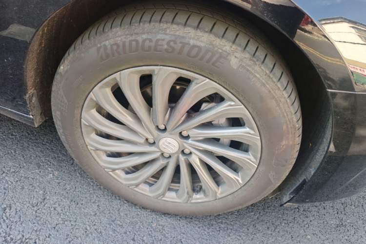 Used Buick LaCrosse 2025 28T Platinum Edition Right Front Wheel Hub