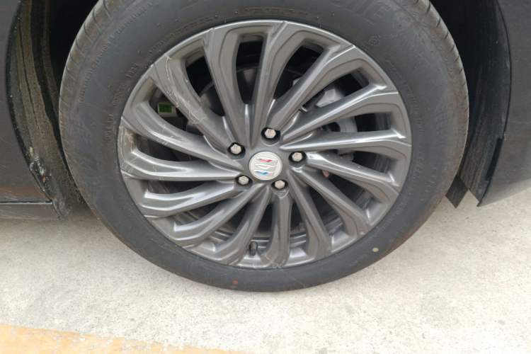 Used Buick LaCrosse 2025 28T Platinum Edition Right Front Wheel Hub