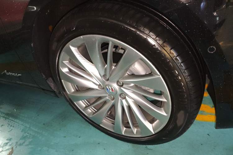 Used Buick LaCrosse 2025 Platinum Avia Edition Right Front Wheel Hub