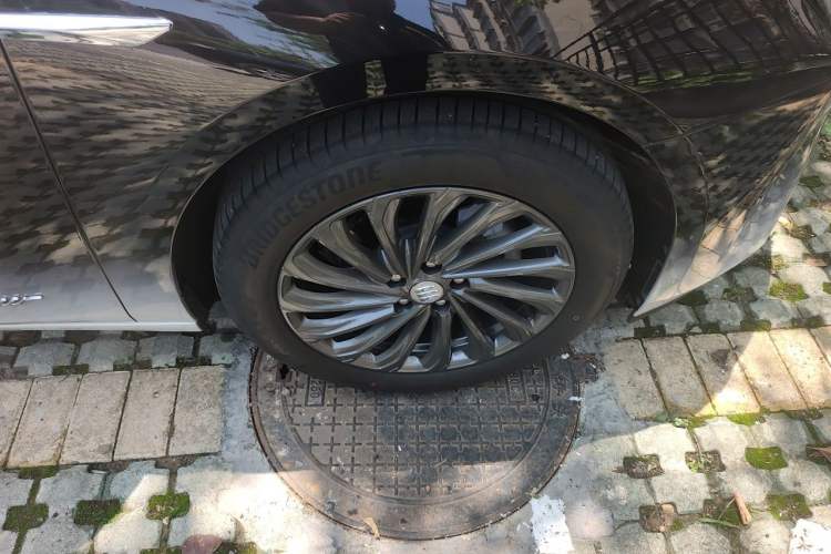 Used Buick LaCrosse 2025 28T Platinum Edition Right Front Wheel Hub