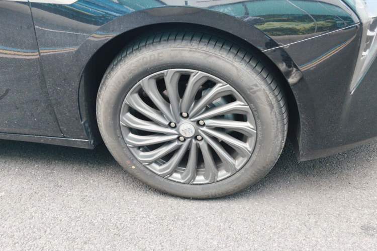 Used Buick LaCrosse 2025 28T Platinum Edition Right Front Wheel Hub
