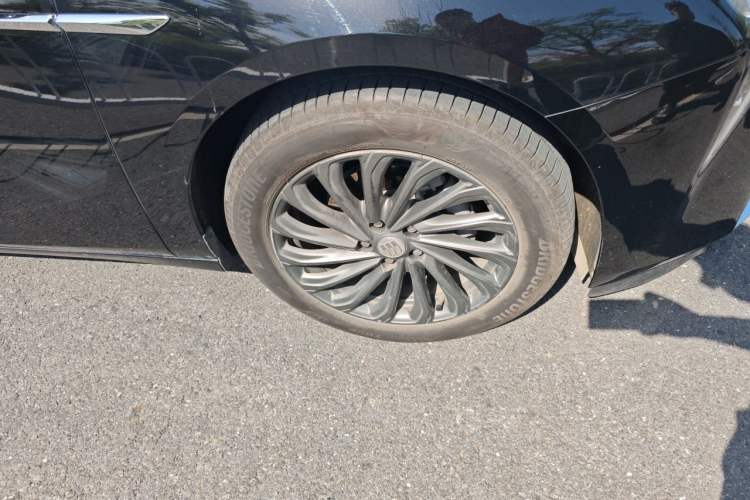Used Buick LaCrosse 2025 28T Platinum Edition Right Front Wheel Hub
