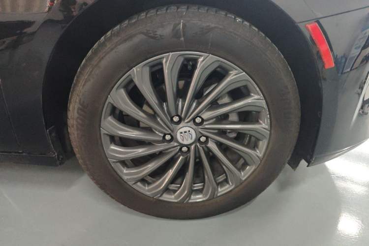 Used Buick LaCrosse 2025 28T Platinum Edition Right Front Wheel Hub