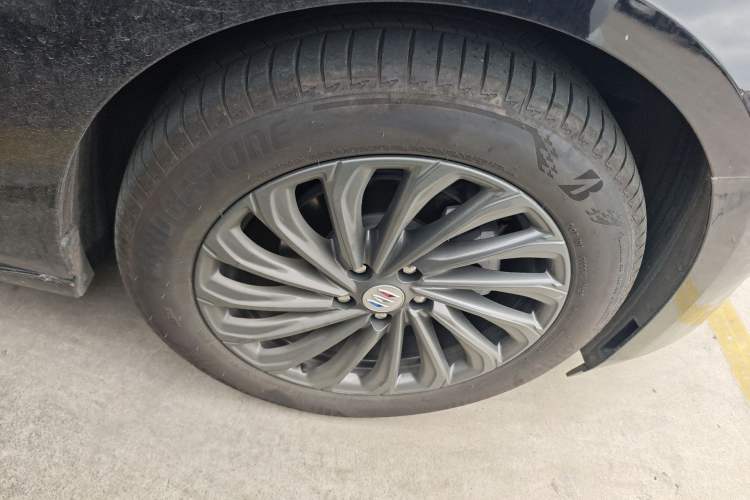Used Buick LaCrosse 2025 28T Platinum Edition Right Front Wheel Hub