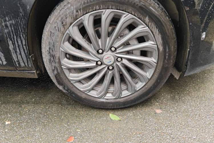 Used Buick LaCrosse 2025 28T Platinum Edition Right Front Wheel Hub