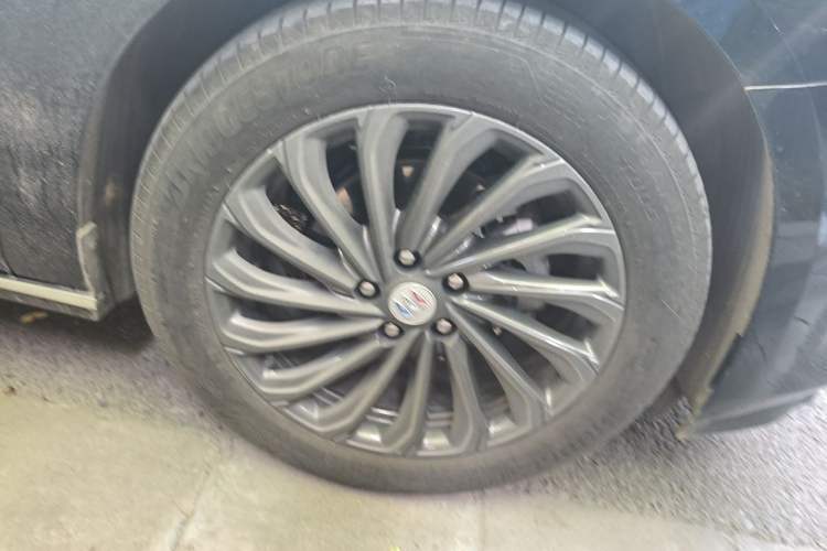 Used Buick LaCrosse 2025 28T Platinum Edition Right Front Wheel Hub