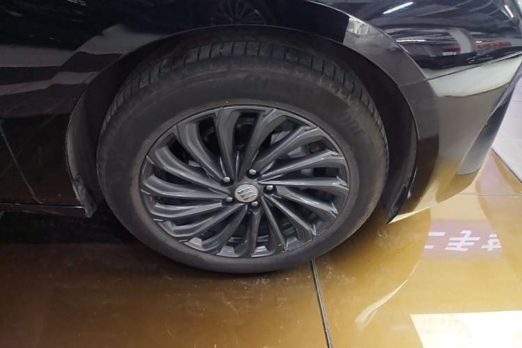 Used Buick LaCrosse 2025 28T Platinum Edition Right Front Wheel Hub