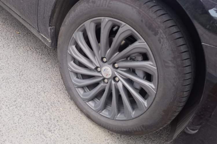 Used Buick LaCrosse 2025 28T Platinum Edition Right Front Wheel Hub