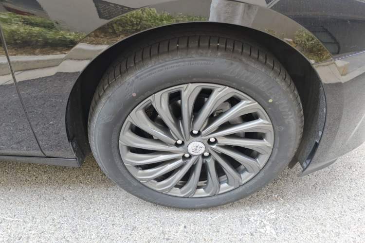 Used Buick LaCrosse 2025 28T Platinum Edition Right Front Wheel Hub