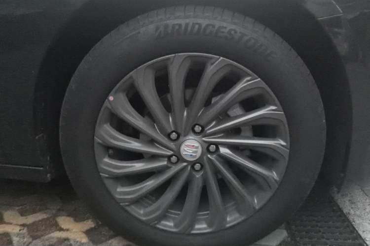 Used Buick LaCrosse 2025 28T Platinum Edition Right Front Wheel Hub