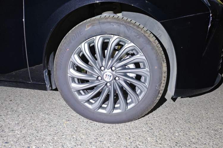 Used Buick LaCrosse 2025 28T Platinum Edition Right Front Wheel Hub
