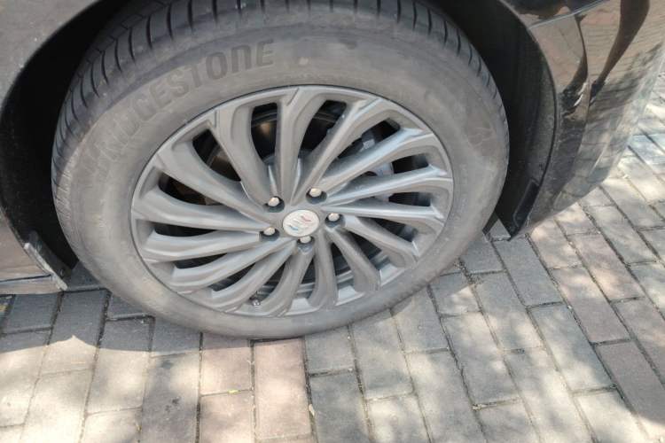 Used Buick LaCrosse 2025 28T Platinum Edition Right Front Wheel Hub
