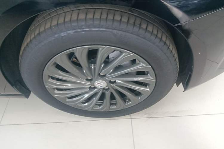 Used Buick LaCrosse 2025 28T Platinum Edition Right Front Wheel Hub