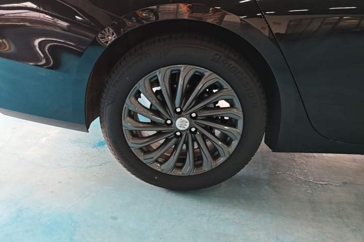 Used Buick LaCrosse 2025 28T Platinum Edition Right Rear Wheel Hub