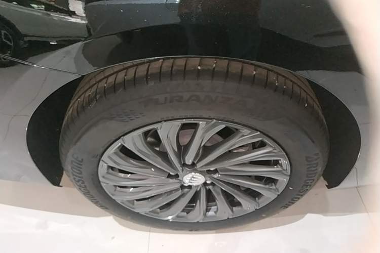 Used Buick LaCrosse 2025 28T Platinum Edition Right Rear Wheel Hub
