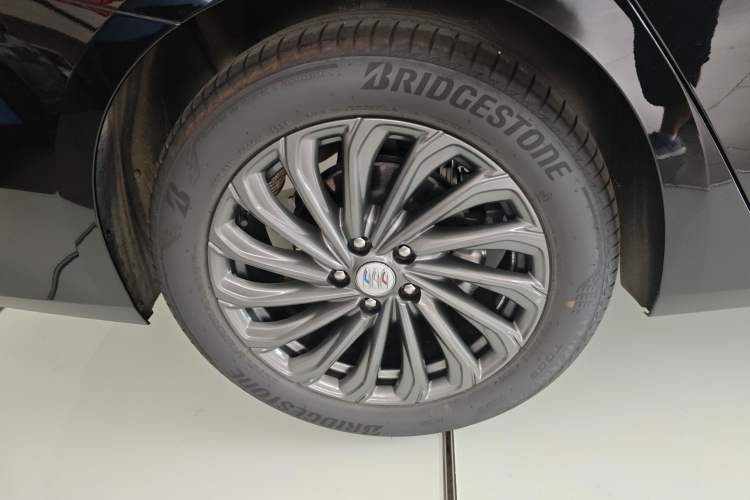 Used Buick LaCrosse 2025 28T Platinum Edition Right Rear Wheel Hub