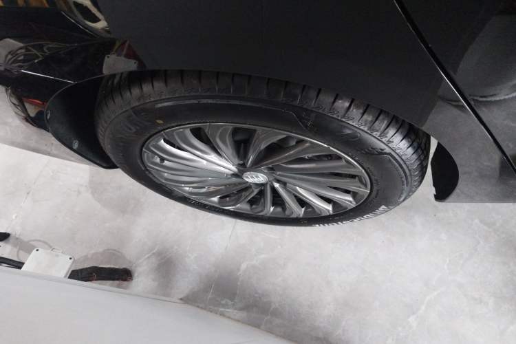 Used Buick LaCrosse 2025 28T Platinum Edition Right Rear Wheel Hub