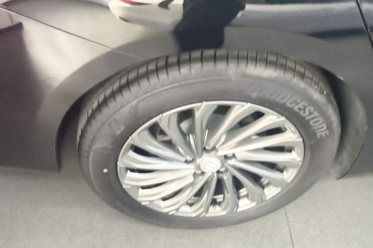 Used Buick LaCrosse 2025 28T Platinum Edition Right Rear Wheel Hub