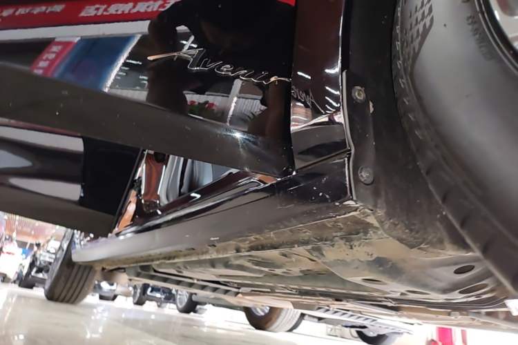 Used Buick LaCrosse 2025 28T Platinum Edition Right Side Sill
