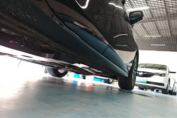 Used Buick LaCrosse 2025 28T Platinum Edition Right Side Sill