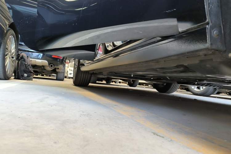 Used Buick LaCrosse 2025 28T Platinum Edition Right Side Sill