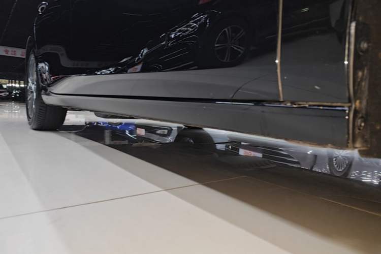 Used Buick LaCrosse 2025 28T Platinum Edition Right Side Sill