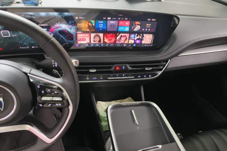 Used Buick LaCrosse 2025 Platinum Avia Edition Audio And AC Panel