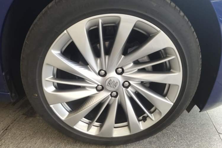Used Buick LaCrosse 2025 Platinum Avia Edition Right Front Wheel Hub