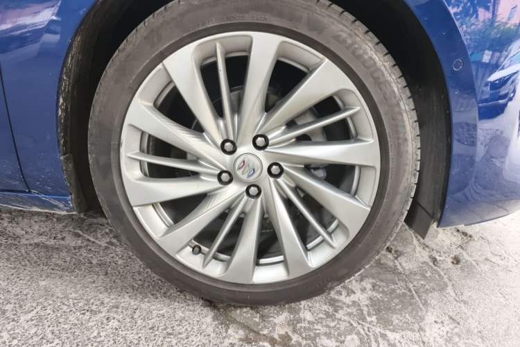 Used Buick LaCrosse 2025 Platinum Avia Edition Right Front Wheel Hub