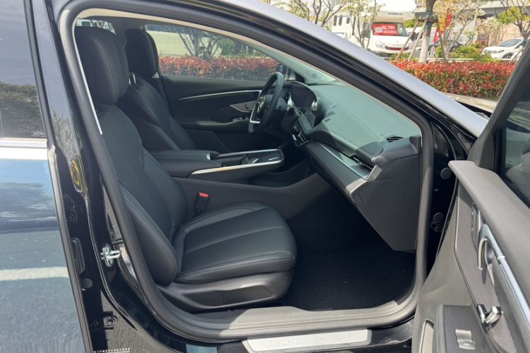 Used Buick LaCrosse 2025 28T Platinum Edition Right Front Seat