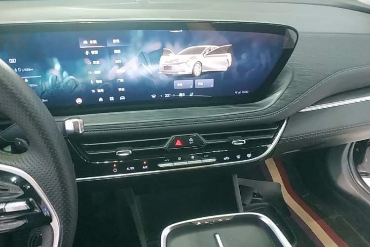 Used Buick LaCrosse 2025 28T Platinum Edition Audio And AC Panel