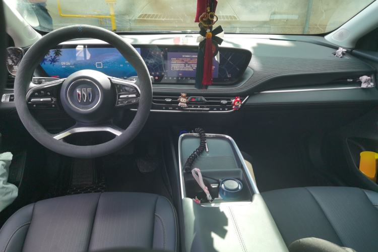 Used Buick LaCrosse 2025 28T Platinum Edition Center Console