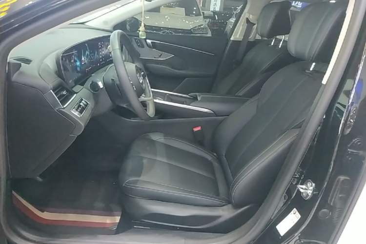 Used Buick LaCrosse 2025 28T Platinum Edition Left Front Seat