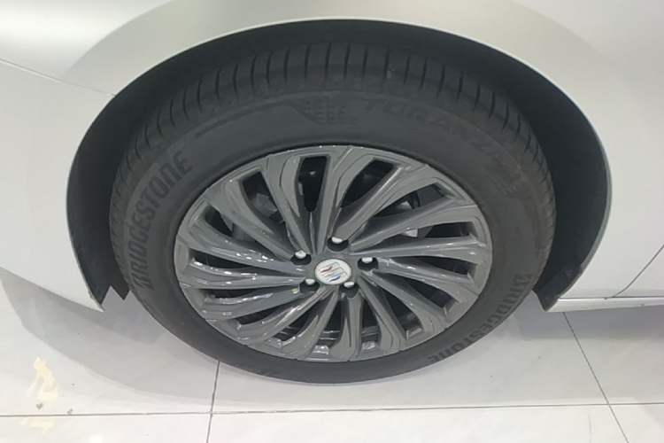 Used Buick LaCrosse 2025 28T Platinum Edition Left Front Wheel Hub