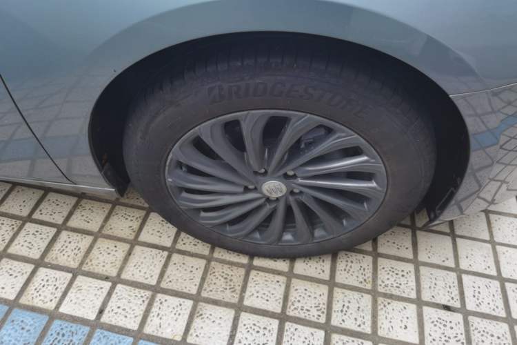 Used Buick LaCrosse 2025 28T Platinum Edition Right Front Wheel Hub