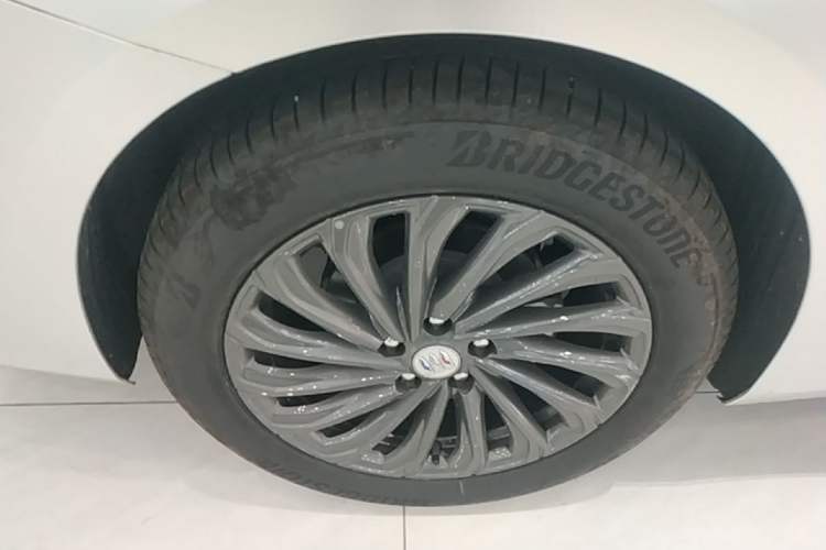 Used Buick LaCrosse 2025 28T Platinum Edition Right Rear Wheel Hub