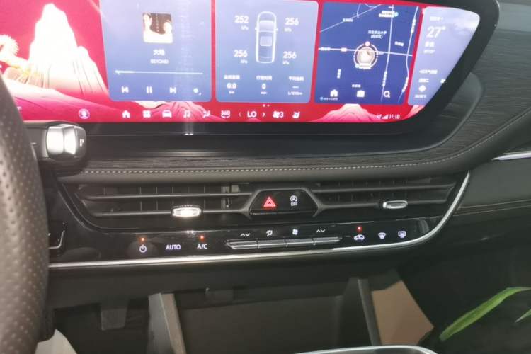 Used Buick LaCrosse 2025 28T Platinum Edition Audio And AC Panel