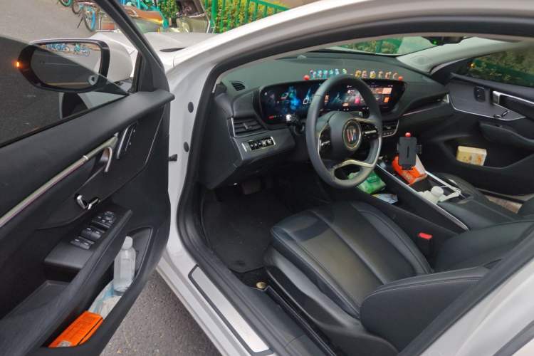 Used Buick LaCrosse 2025 28T Platinum Edition Driver Seat