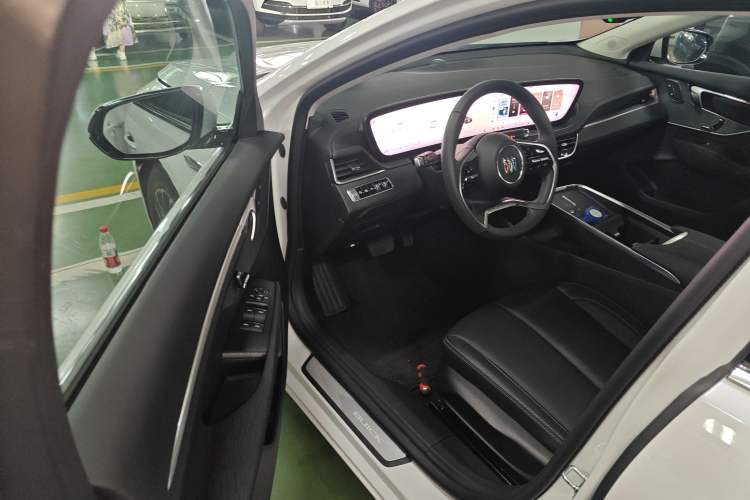 Used Buick LaCrosse 2025 28T Platinum Edition Interior 3