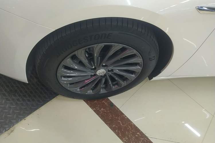 Used Buick LaCrosse 2025 28T Platinum Edition Left Front Wheel Hub