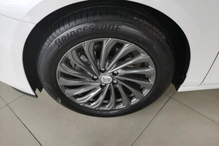 Used Buick LaCrosse 2025 28T Platinum Edition Left Front Wheel Hub