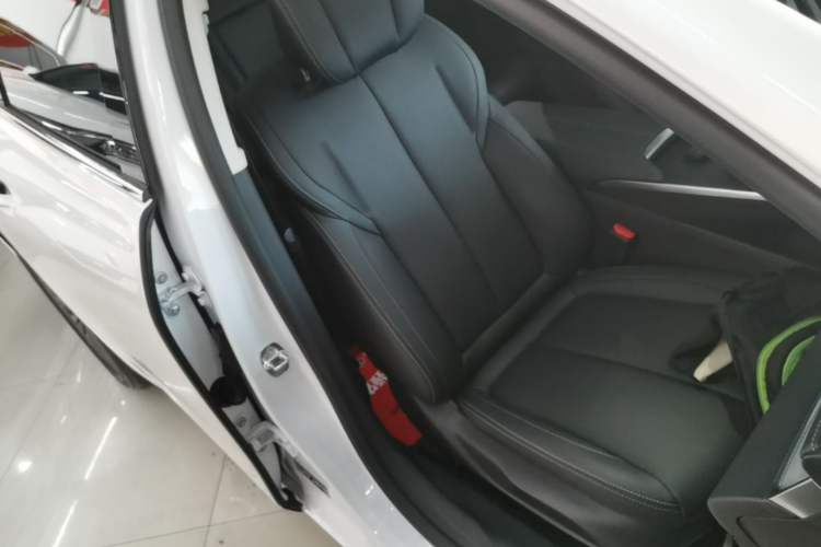Used Buick LaCrosse 2025 28T Platinum Edition Right Front Seat